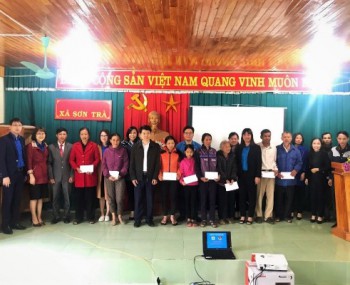 Trường Chính trị Trần Phú trao quà tết cho các hộ nghèo và gia đình chính sách tại xã Sơn Trà, huyện Hương Sơn