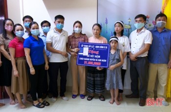 Lớp TCLLCT-HC K138 trao tặng sổ tiết kiệm cho 2 cháu mồ côi mẹ ở TP Hà Tĩnh