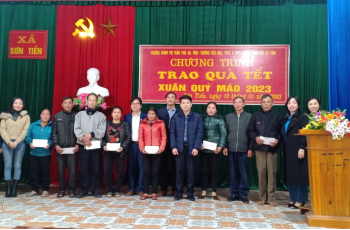 Trường Chính trị Trần Phú tặng quà Tết cho các gia đình có hoàn cảnh khó khăn