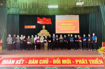 Trường Chính trị Trần Phú trao quà Tết...