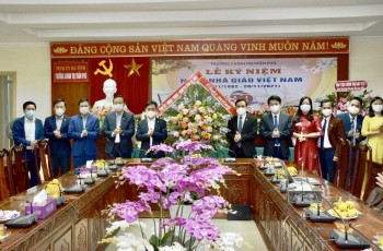 Đồng chí Phó Bí thư Thường trực Tỉnh uỷ chúc mừng Trường Chính trị Trần Phú
