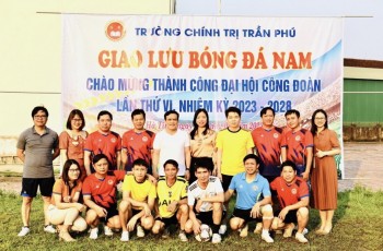 Giao hữu bóng đá nam chào mừng thành công Đại hội Công đoàn Trường Chính trị Trần Phú lần thứ VI