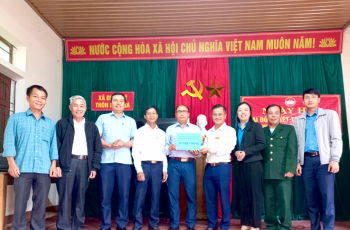 Trường chính trị Trần Phú dự ngày hội Đại đoàn kết toàn dân tộc và trao quà hỗ trợ xây dựng nông thôn mới tại thôn Nam Hà, xã Điền Mỹ, huyện Hương Khê.