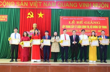 Bế giảng Lớp Trung cấp Lý luận Chính trị khóa 177 huyện Thạch Hà