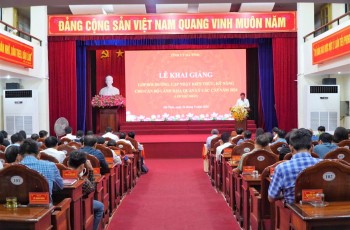 Khai giảng lớp bồi dưỡng, cập nhật kiến...