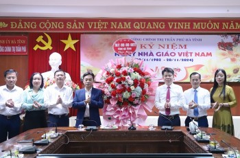 Lãnh đạo tỉnh chúc mừng nhà trường nhân...