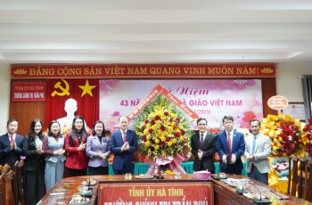 Lãnh đạo tỉnh chúc mừng Trường Chính trị...