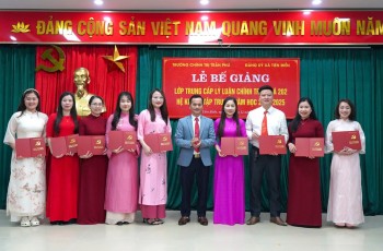 Bế giảng lớp Trung cấp Lý luận Chính trị...