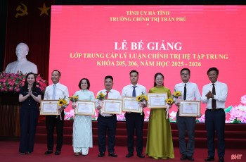 Bế giảng lớp Trung cấp Lý luận Chính trị, hệ tập trung khóa 205 và 206