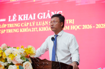 Khai giảng các lớp Trung cấp lý luận...